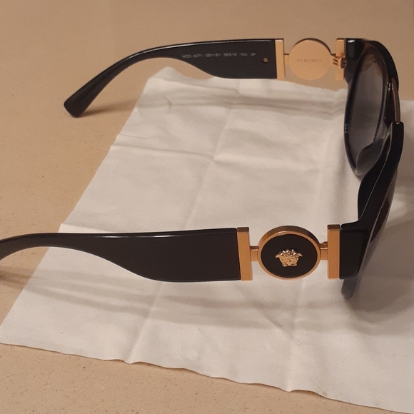 Versace - Picture 3 of 4